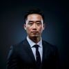 李明远，九游体育首席数据分析师，男性，专业形象，深色背景